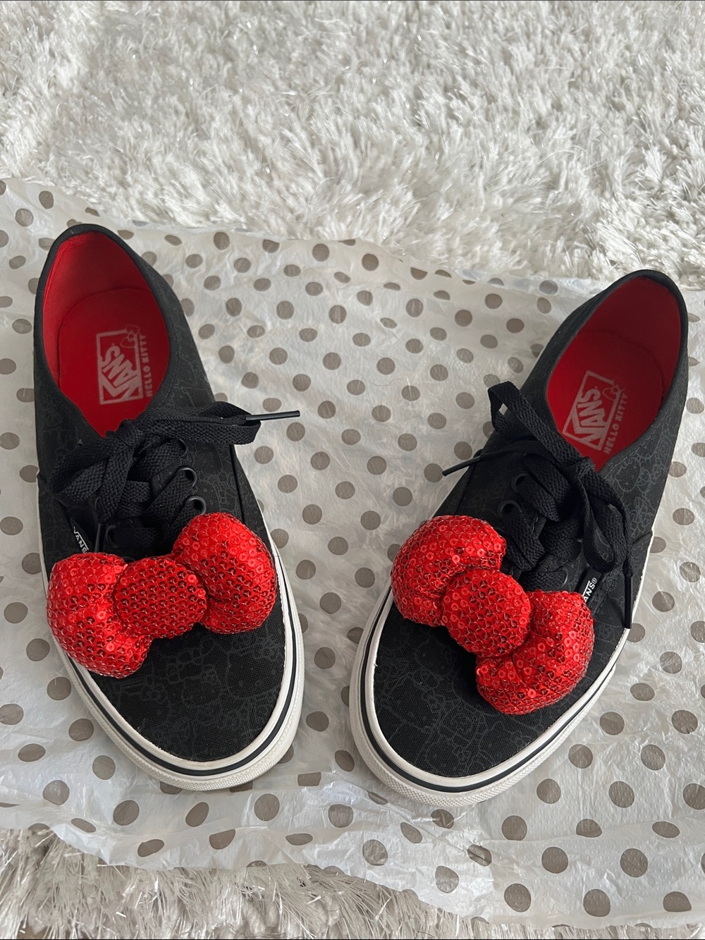 📣✨Women’s Rare 2013 Hello Kitty 🎀❤️ Black Vans Sneakers with Red Sequin Bow✨🥰